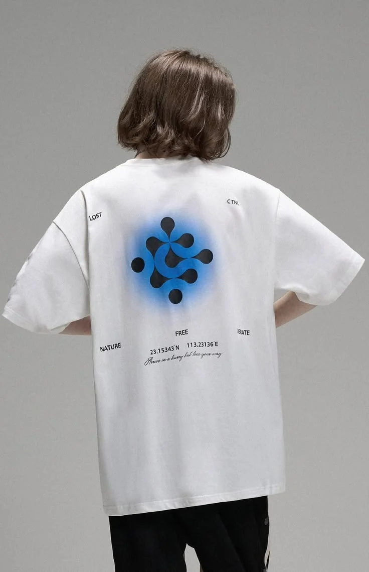 Orqasida ko‘k grafika tushirilgan oq futbolkadagi model